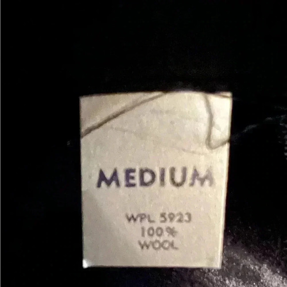 Unisex wool hat with natural feather band. 100% black wool. Size: M. - Picture 8 of 16